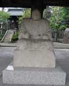七代目団十郎の石像(成田山額堂)
