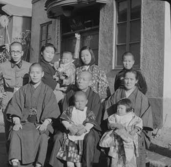 写真8　お正月　自宅前の成田山参光協会前で記念写真（1943（昭和18）年撮影）。前列中央が祖父と長谷川興成さん、後列左が父・長谷川朋慶さん。