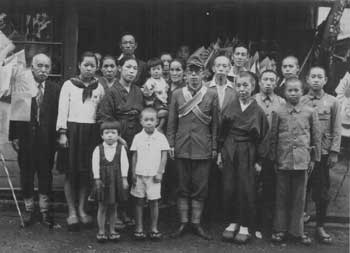 写真17　1944（昭和19）年9月、長谷川朋慶さん（前列中央）の出征　自宅前で記念撮影