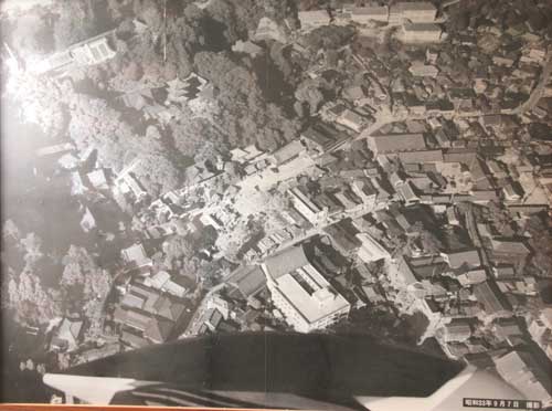 1958（昭和33）年9月7日撮影の成田山門前の航空写真（（株）海老屋提供）